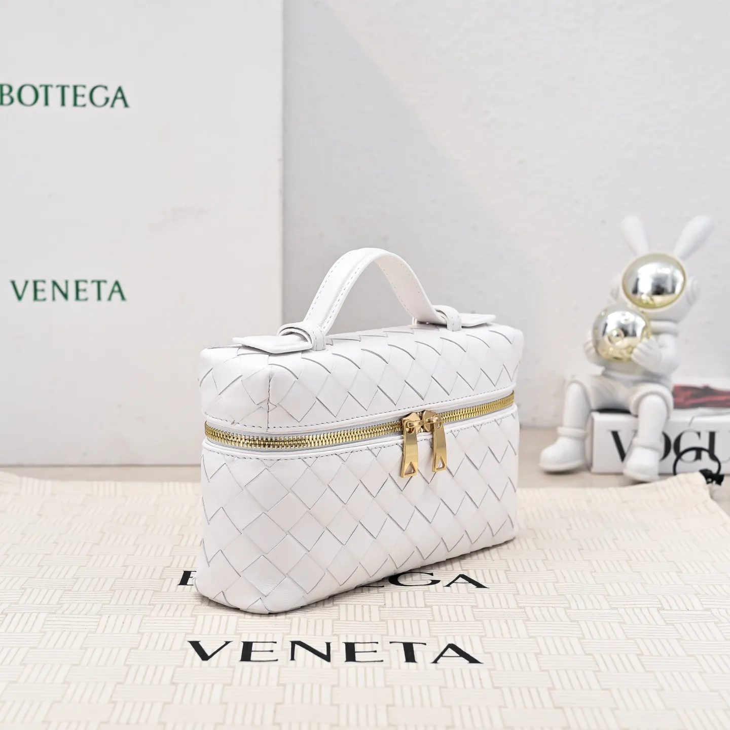 Batch 1360 Bottega Veneta 24 spring and summer woven zipper crossbody bag. A crossbody bag that can be used as a cosmetic bag. The exquisite weaving and compact body are an indispensable accessory for the upcoming summer. The double zipper also better protects the bag. It has a large capacity. If you like it, don’t miss it. Style number: 9109 Size: 22*12.5*5cm